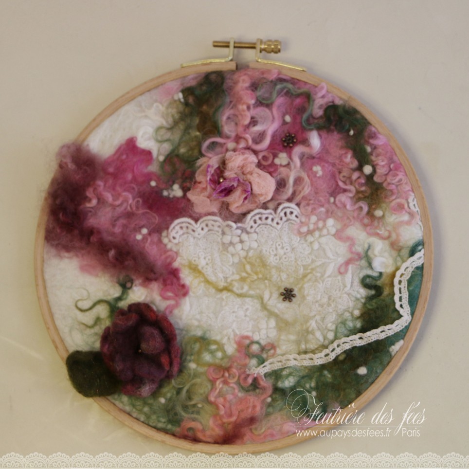 Tableau en feutre, soie et dentelle rose, blanc vert "Mon mini jardin textile"