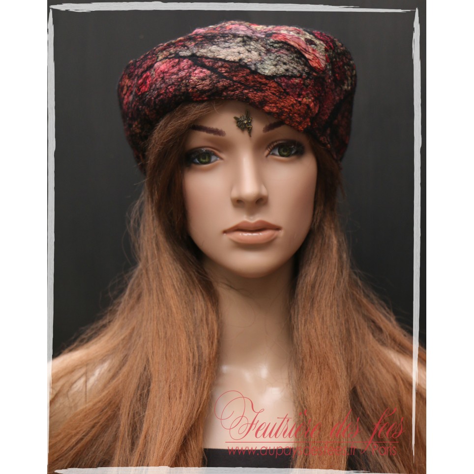 Chapeau femme rouge, blanc, marron et noir en feutre artisanal et soie "Carmen"