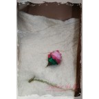 Broche pic à chapeau fleur, rose et vert en soie peinte à la main "Eglantine"