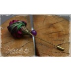 Broche pic à chapeau fleur, violette et verte en soie peinte à la main et feutre "Venissa"