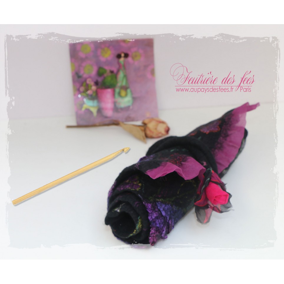 Etui à crochets à mauve, rose et noir en feutre artisanal et soie "Mini fourreau fleuri"