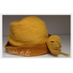 Chapeau femme ocre jaune en feutre artisanal teint à la main