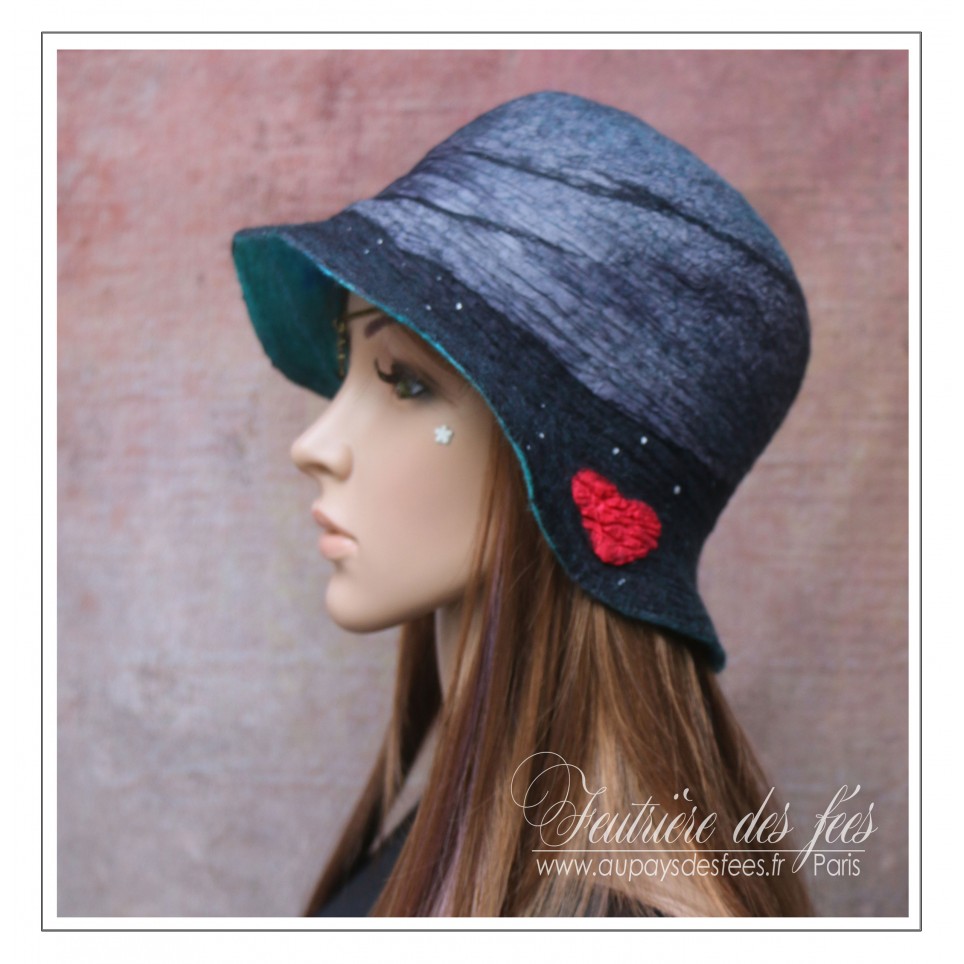Chapeau réversible femme, feutre artisanal et soie, noir, gris, turquoise, rouge "Une parade pour Valentine"