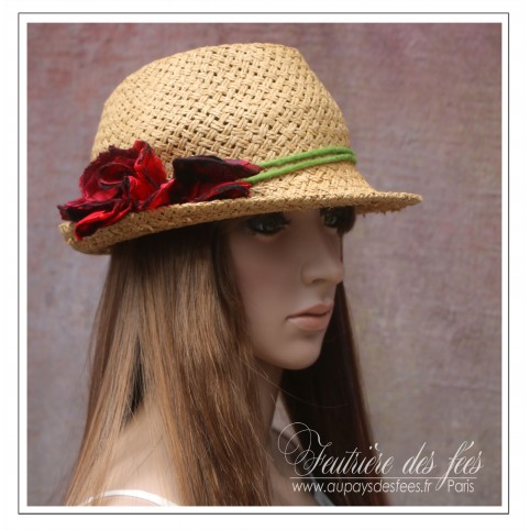 Chapeau d'été femme beige, rouge et vert en feutre artisanal et raphia "Bucolic walk"