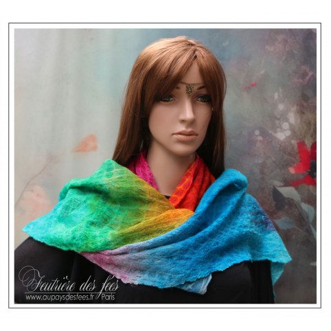 Étole femme arc-en-ciel en feutre artisanal et soie "Over the rainbow"