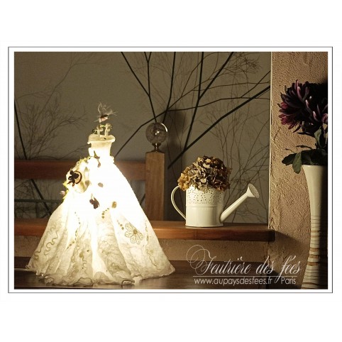 Lampe robe en feutre artisanal, blanc cassé, mauve, vert, turquoise « Mariage féerique »
