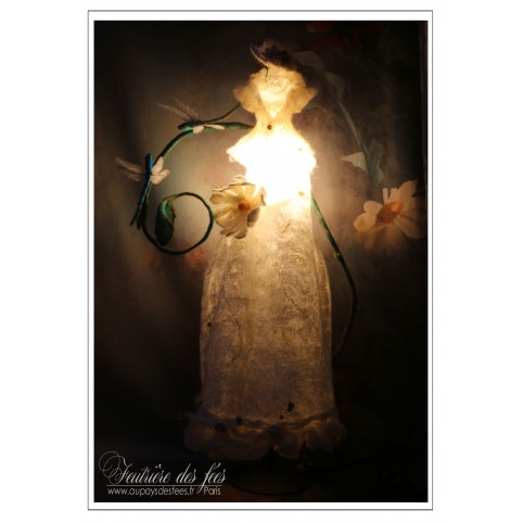 Lampe robe en feutre artisanal, blanc cassé, vert, turquoise, jaune « Conte de la Mare au Fées »