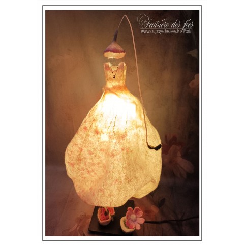 Lampe robe en feutre artisanal, blanc cassé, rose et vert « Romantisme enchanté »